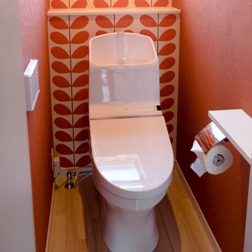 ２Fのトイレ。オーラーカイリーのオレンジカラークロスはとてもキュートでインバクトがあります。非常に明るい印象のトイレになりました。