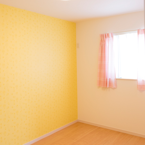 まだ幼い娘さんのお部屋。可愛いイエローのスヌーピーのクロスが特徴です。ピンクのカーテンも可愛いですね。