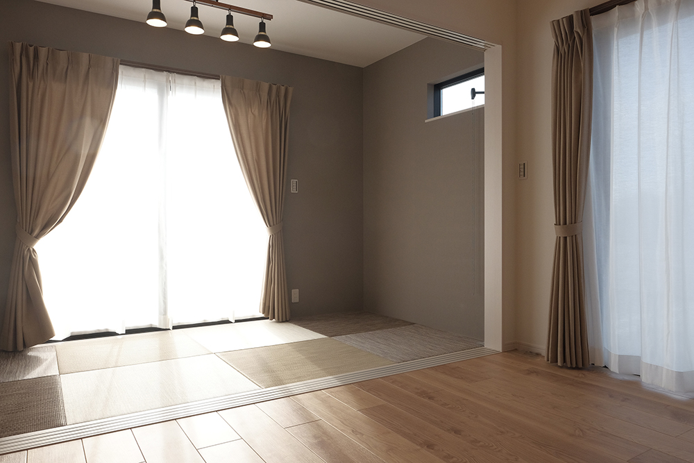 リビング横の畳スペース（畳：みんなの家オリジナル畳 シルバーホワイト・ストリーム / クロス：シンコール SLP-834）