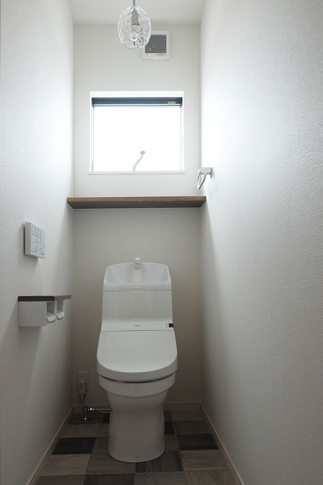 標準の２階トイレ（クッションフロア：サンゲツ CM-4234 / 棚：オーク塗装）