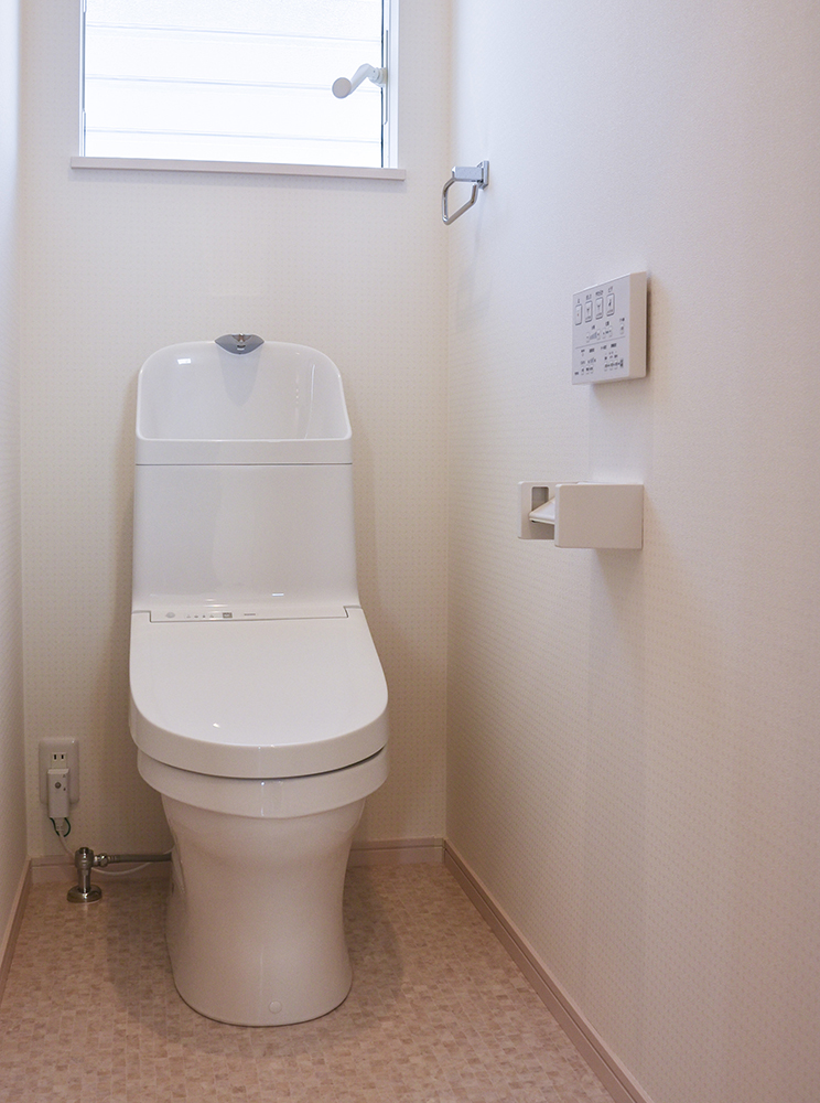 標準の2階トイレ（便器：TOTO ZJ1/クロス：シンコール SLP889/クッションフロア：サンゲツ HM-4099）