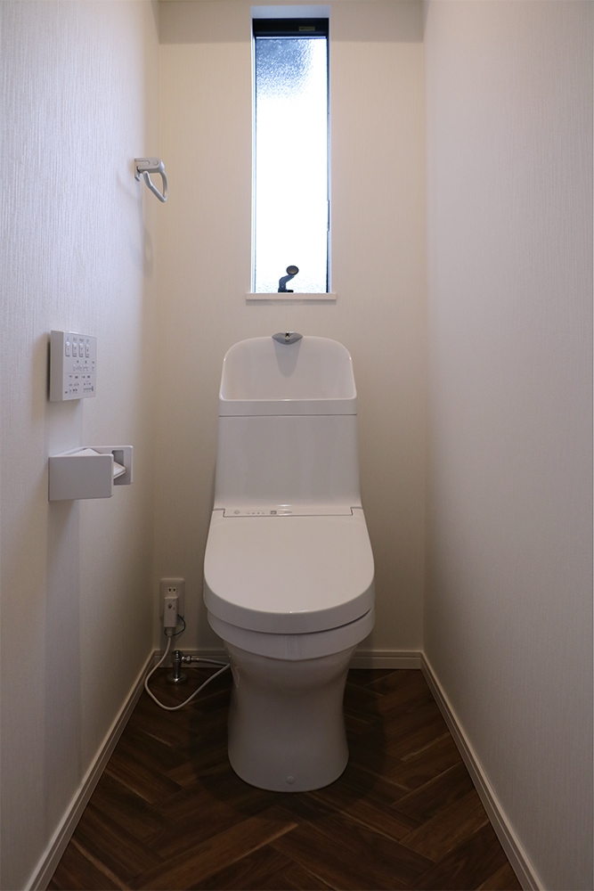 2階　標準トイレ（便器：TOTO HV／クッションフロア：サンゲツ HM 4030）