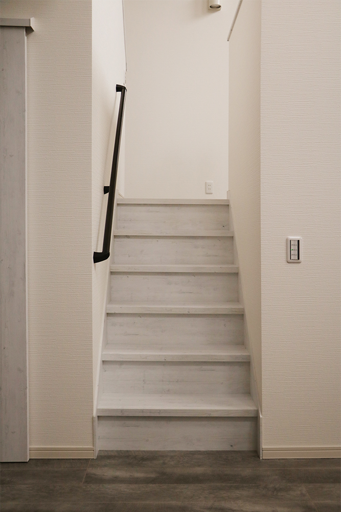 １階〜1.5階への階段