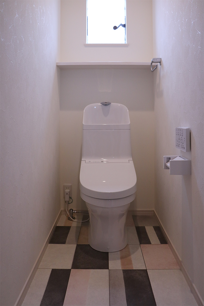 ２階のトイレ（便器：TOTO HV／クロス：シンコール  SLP812／クッションフロア：サンゲツ HM-4002／棚：ホワイト塗装）