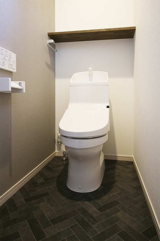標準の２階トイレ（便器：TOTO HV / クロス：シンコール SLP838 / クッションフロア：サンゲツ CM4237）