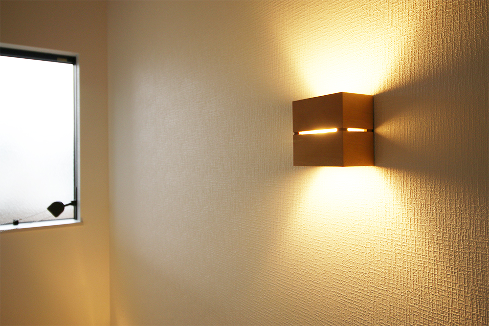 階段のブラケット照明（KOIZUMI AB38065L）