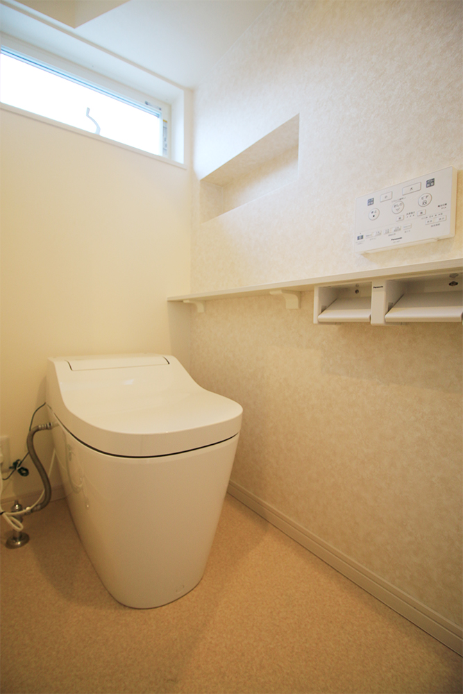 １階トイレ（アラウーノ手洗い：ホワイトアッシュ/クッションフロア：サンゲツ HW-4178/造作面クロス：シンコール SLP-894）