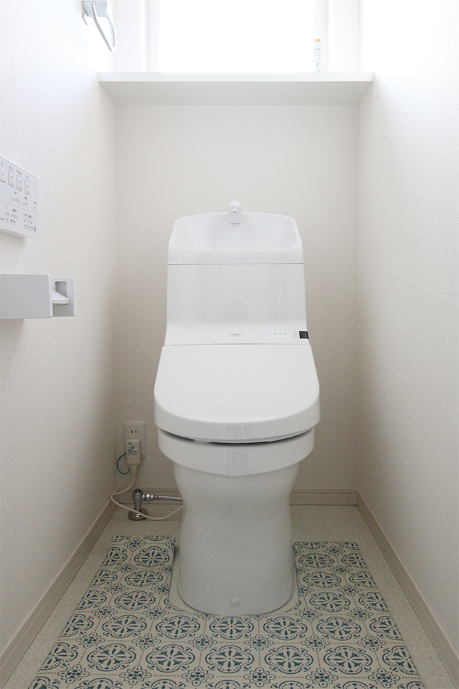 ２階トイレ（手洗い付便器：TOTO HV/クッションフロア：HW-4177）