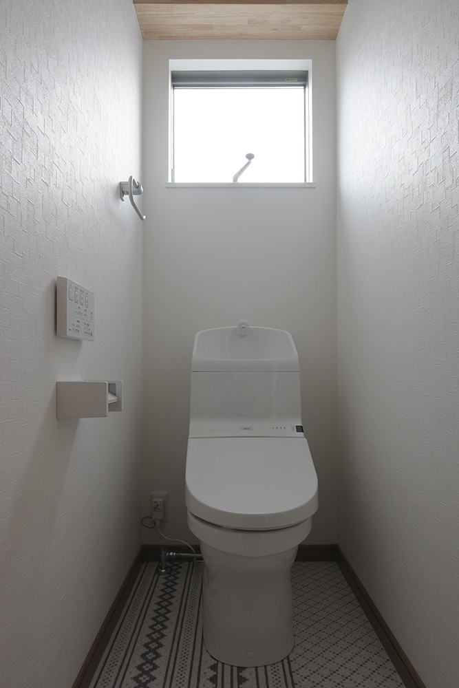 ２階トイレ（手洗い付便器：TOTO HV/クッションフロア：HM-4001）