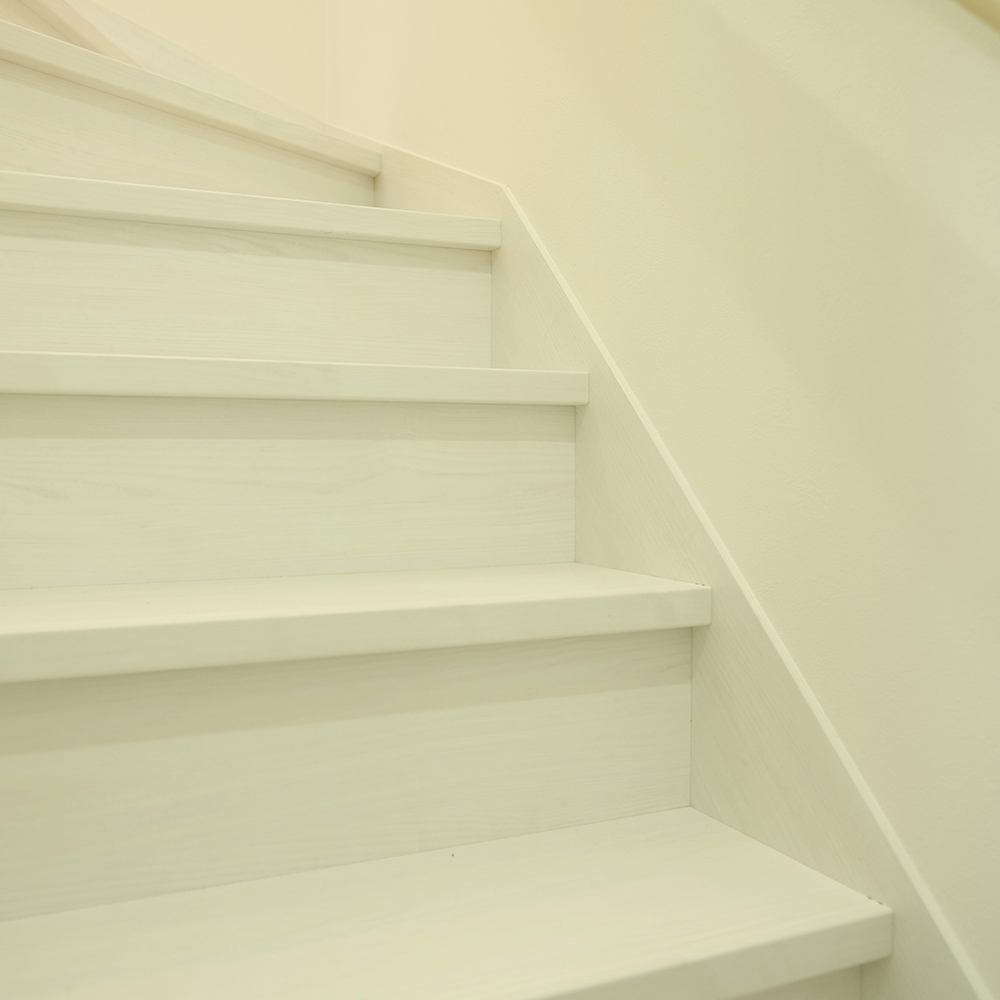 階段はあえてホワイトでまとめて、シンプルにされました。１Fから２Fへと印象をガラリと変えられる際は、こういったカラーセレクトが効果的かもしれません。（階段カラー：アッシュ柄）