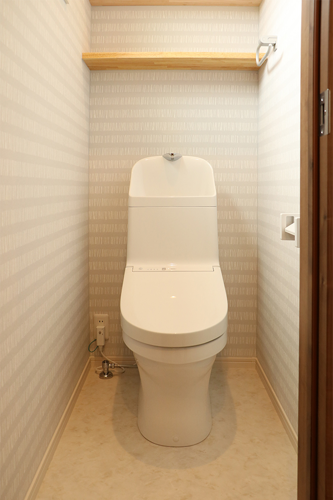 2階標準トイレ（クロス：サンゲツ　SP-9578／クッションフロア：HM-4097／棚：クリア塗装）