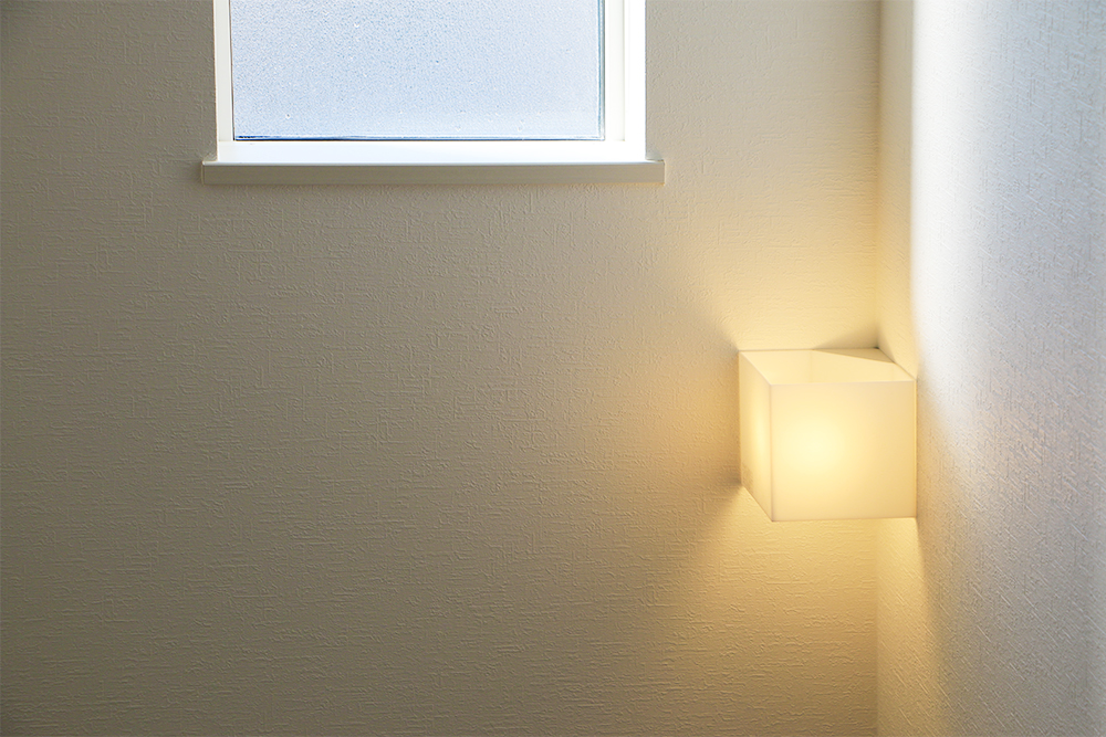 階段のブラケット照明（照明：KOIZUMI AB50345）