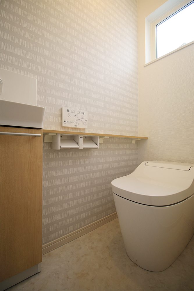 標準の１階トイレ（トイレ：Panasonic アラウーノS2 アラウーノ手洗い ソフトオーク / クロス：サンゲツ SP9578 / クッションフロア：サンゲツ HM4097）