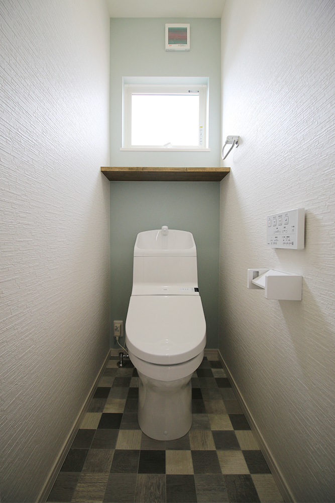 標準の２階トイレ（トイレ：TOTO TV / クロス：サンゲツ SP9579 / クッションフロア：サンゲツ HM4087 / 棚：オーク塗装）