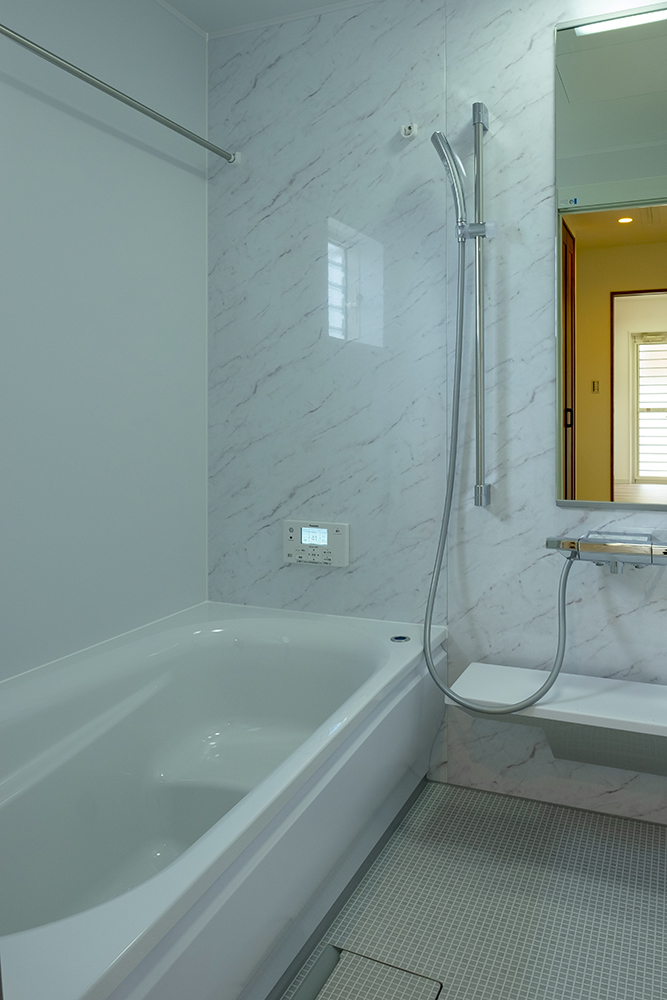 浴室：標準仕様のTOTOサザナ（アクセントパネル：ホワイトロマーノ）