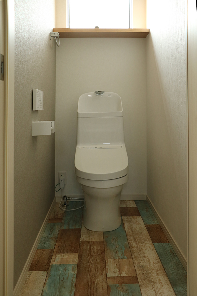 ２階トイレ（アクセントクロス：SP9591/クッションフロア：CM4213/固定棚：DAIKEN ハピア ミルベージュ）