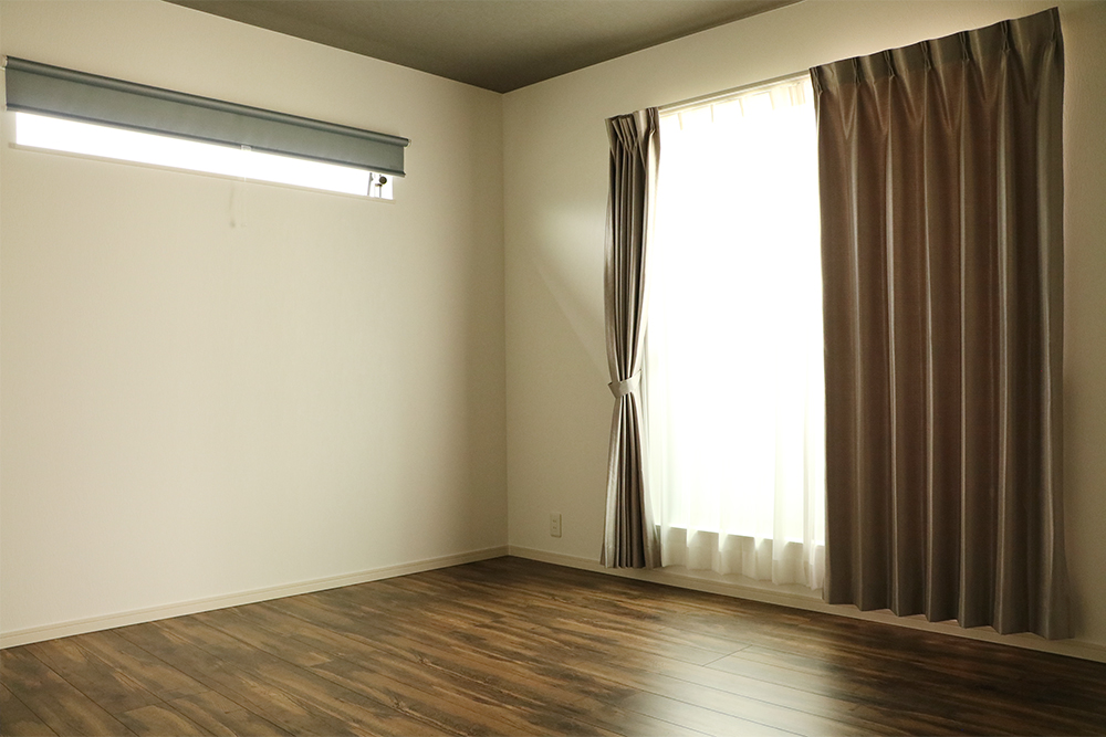 主寝室（床：NODA アートクチュール アンティークオーク柄ワイルドブラウン色/天井アクセントクロス：シンコール SLP841）