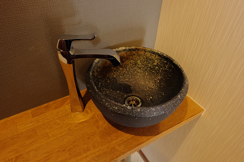標準仕様の１階トイレ（手洗い器：信楽焼/LY-010）