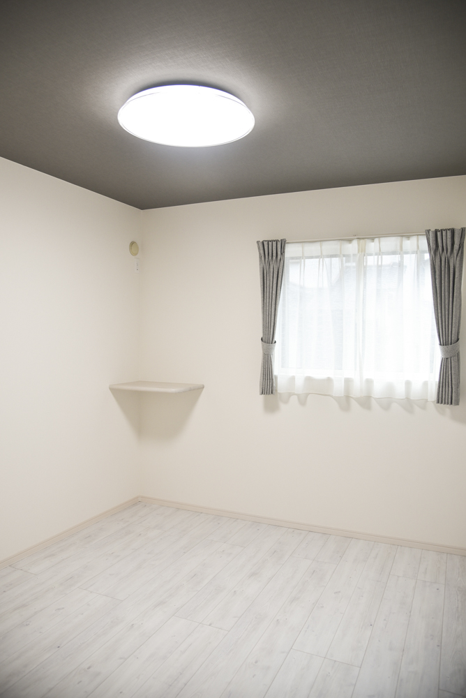 主寝室。（床・建具：NODA アートクチュール　グレイスパイン柄ペイントホワイト色/天井：サンゲツ　SLP841）