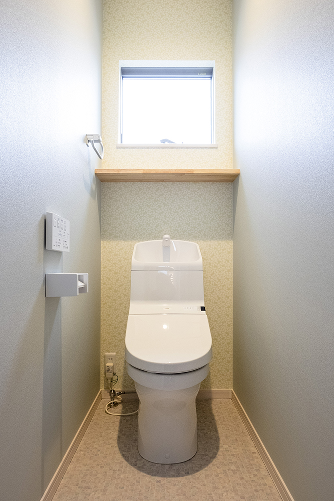 標準仕様の２階トイレ（便器：TOTO / 正面クロス：シンコール SLP896 / 他３面クロス：シンコール SLP866 / クッションフロア：サンゲツ HM-4100）