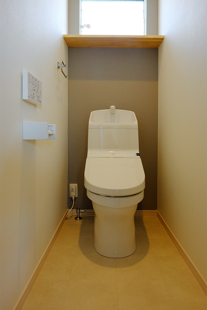 2階トイレ（背面クロス：SLP838/クッションフロア：HM4089/棚：クリア塗装）