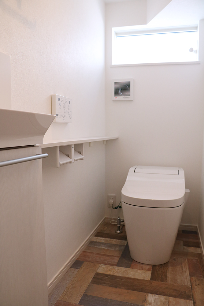 １階の標準トイレ（便器：Panasonic アラウーノS2 ホワイトアッシュ／クッションフロア：サンゲツ CM4209）