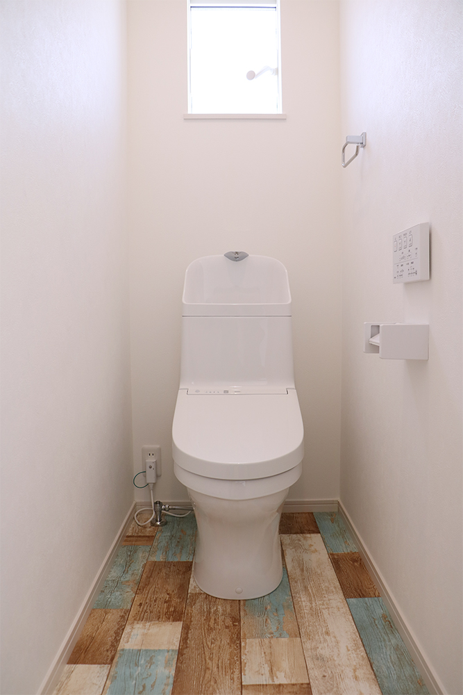 ２階の標準トイレ（便器：TOTO HV／クッションフロア：サンゲツ CM4213）