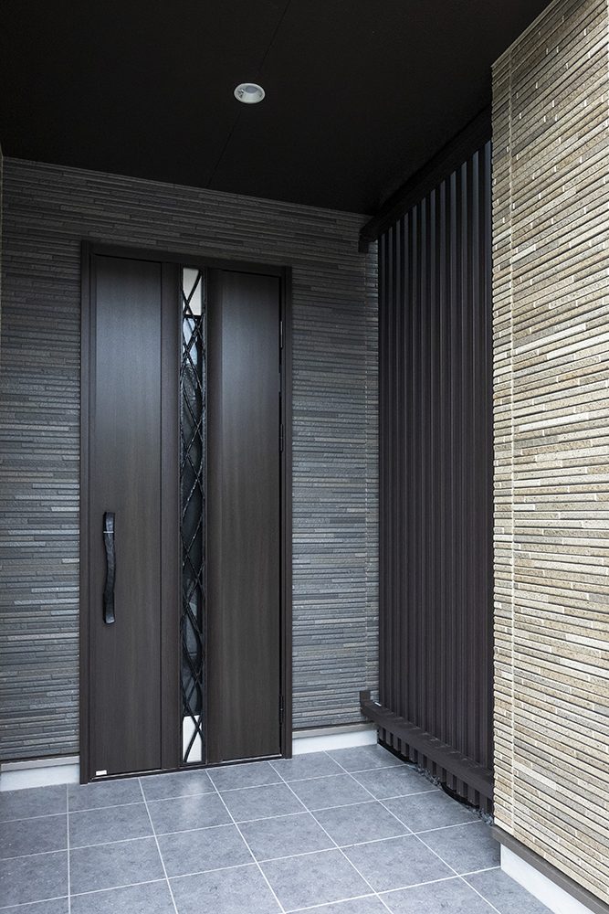 玄関ドア：YKKヴェナート/S３９デザイン/桑炭色　アルミ製格子：三協アルミメイクファード４０×６０角ビターグレイン色