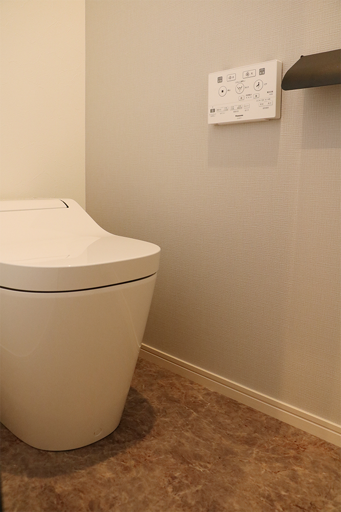 標準の１階トイレ（便器：Panasonic アラウーノS141／クロス：シンコール SLP840／クッションフロア：サンゲツ HM-4109）