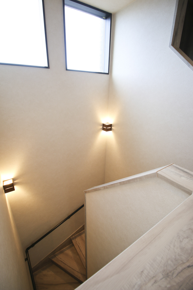 階段のブラケットライト（KOIZUMI AB38070L）