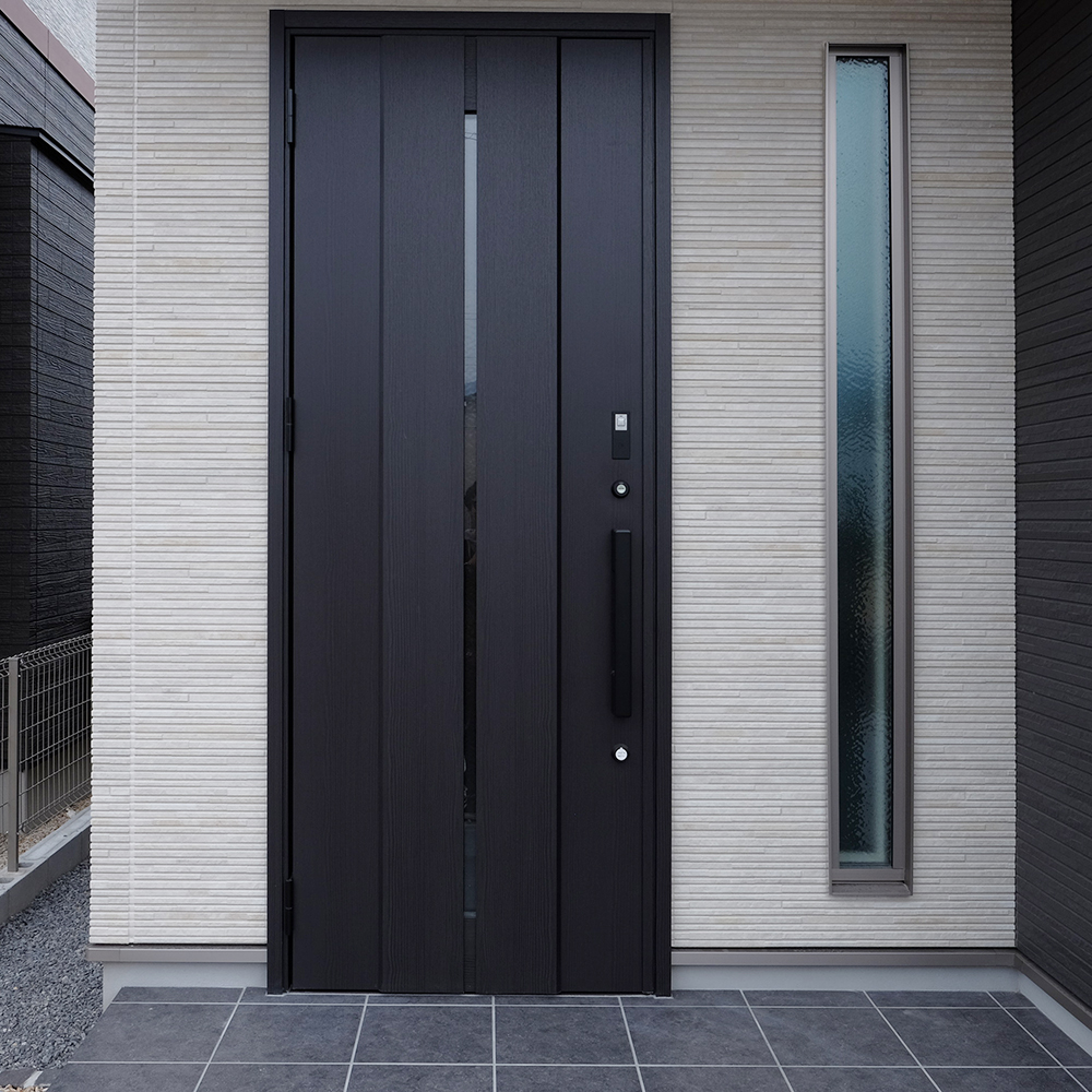 玄関ドア（LIXIL M12型：トリノパイン/バーハンドル：F3A ブラック）