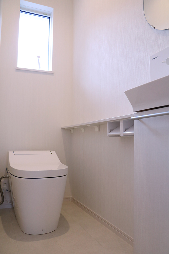 １階の標準トイレ（便器・手洗い：Panasonic アラウーノS2  ホワイトアッシュ柄 / クロス：シンコール SLP893 / クッションフロア：サンゲツ HM4089）