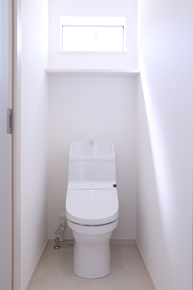 ２階の標準トイレ（便器：TOTO HV/クッションフロア：サンゲツ HM4089）