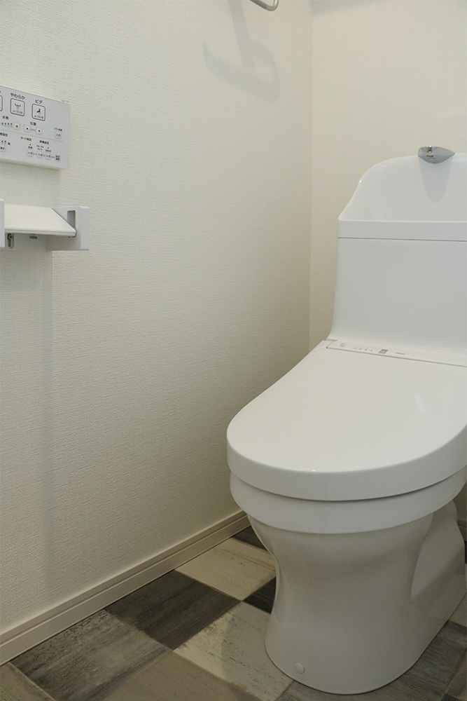 標準の２階トイレ（便器：TOTO ZJ1／クロス：シンコール SLP904／クッションフロア：サンゲツ CM-4234）