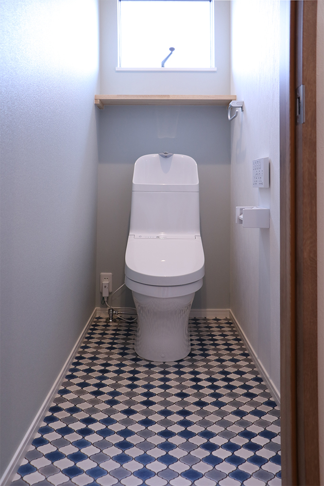 ２Fのトイレ（便器：TOTO ZJ1／クッションフロア：サンゲツ HM-4136）