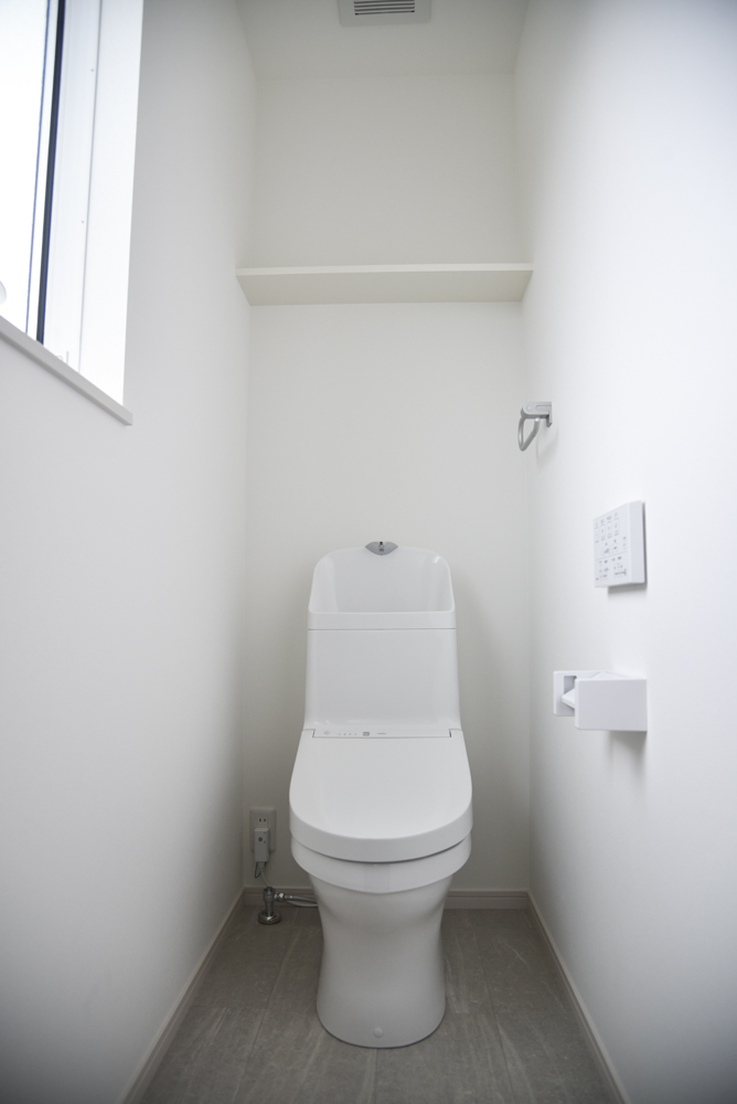２階の標準トイレ（便器：TOTO ZJ1／クッションフロア：サンゲツ HM-10084）