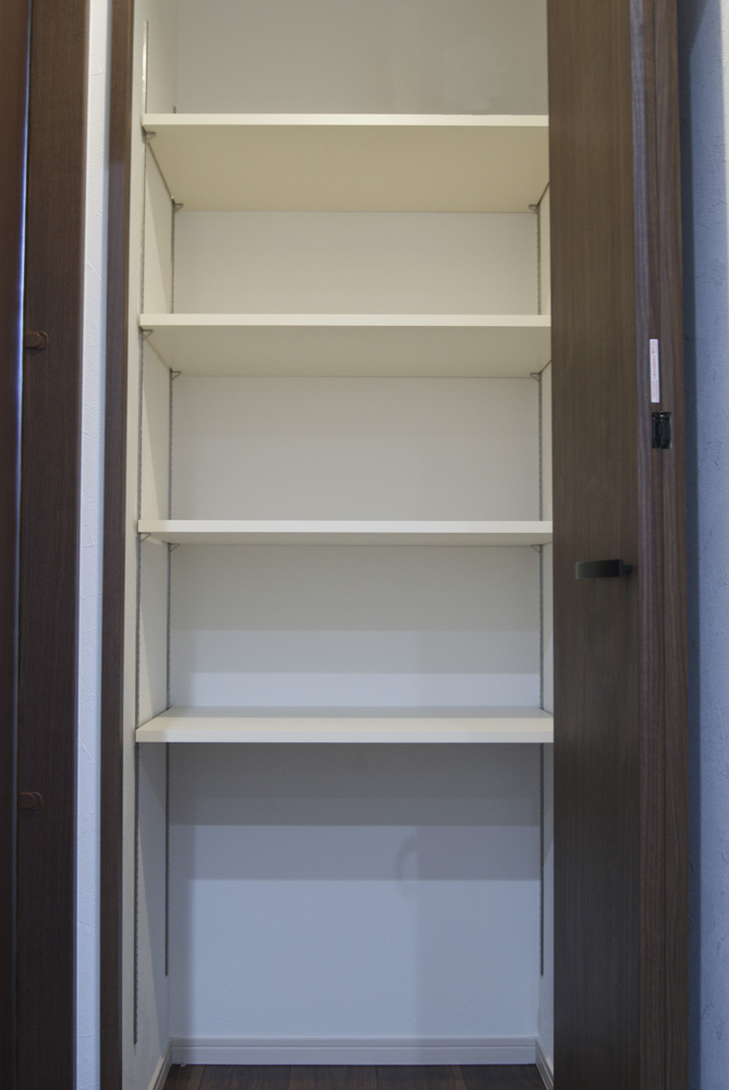 収納扉を開けると可動棚がありお好きな高さに調整可能。