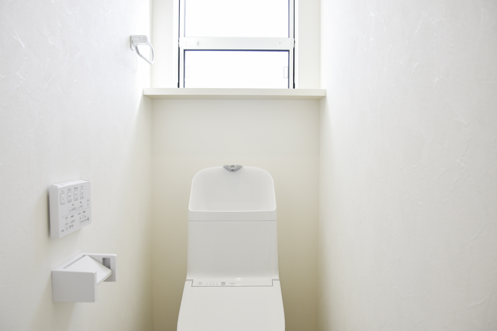 ２階の標準トイレ（便器：TOTO ZJ1／クッションフロア：サンゲツ HM-10108／棚：ホワイト）