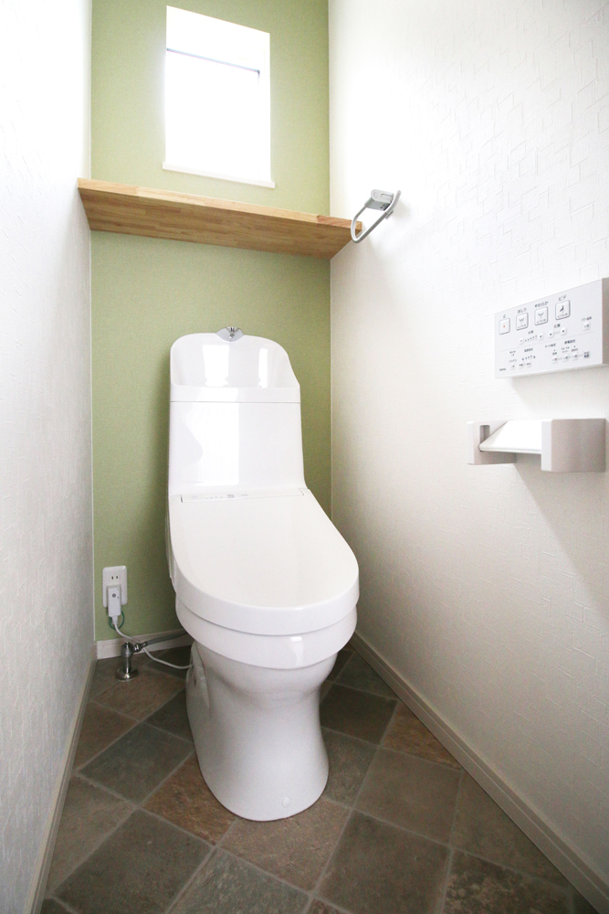 標準の２階トイレ（便器：TOTO ZJ1／奥面クロス：サンゲツ SP-9583／他面クロス：シンコール SLP-885／クッションフロア：サンゲツ CM-10219）
