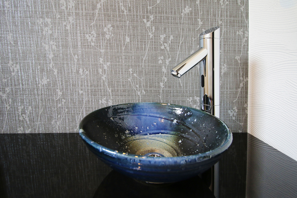１階トイレの手洗い（手洗い器：信楽焼 RK-003／水栓：カクダイ センサー水栓 トール）