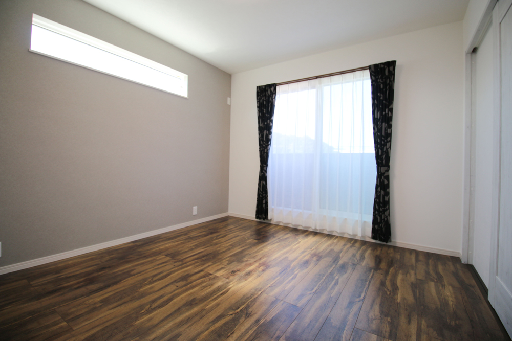 ２階主寝室（フローリング：NODA アートクチュール アンティークオーク柄ワイルドブラウン色/アクセントクロス：サンゲツ SP9591）
