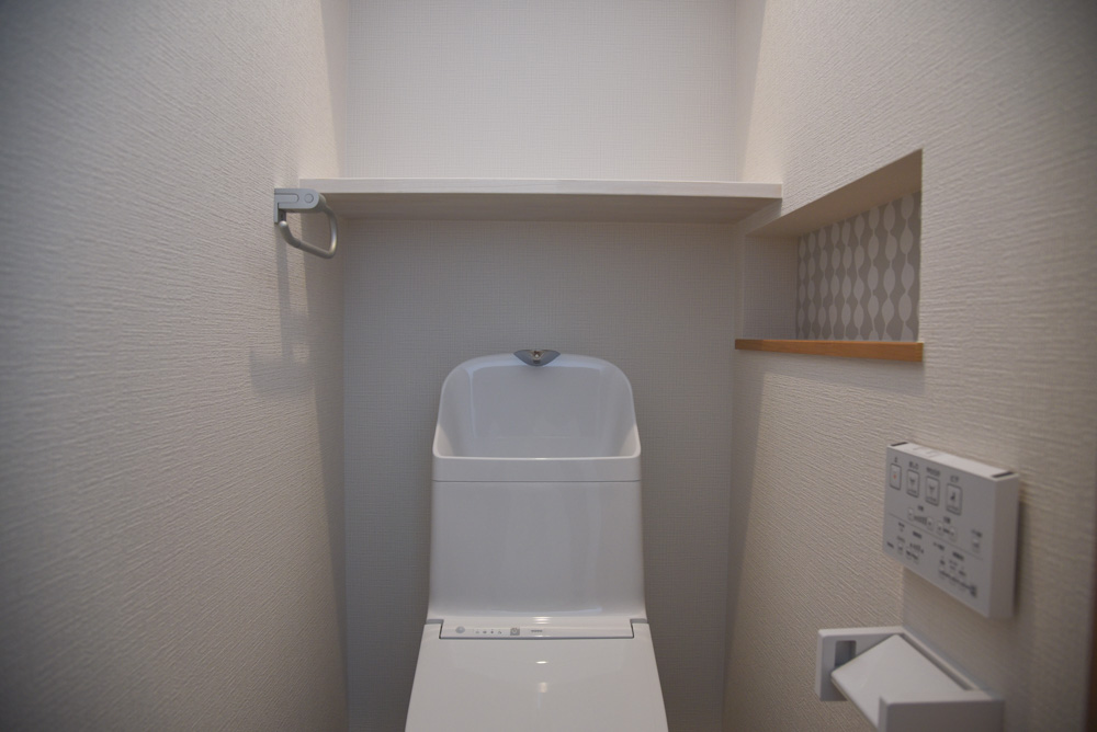 ２階トイレ。トイレットペーパーのストックにも使える横長ニッチ。（下枠：DAIKEN ハピア ミルベージュ/背面クロス：サンゲツ FE6323）