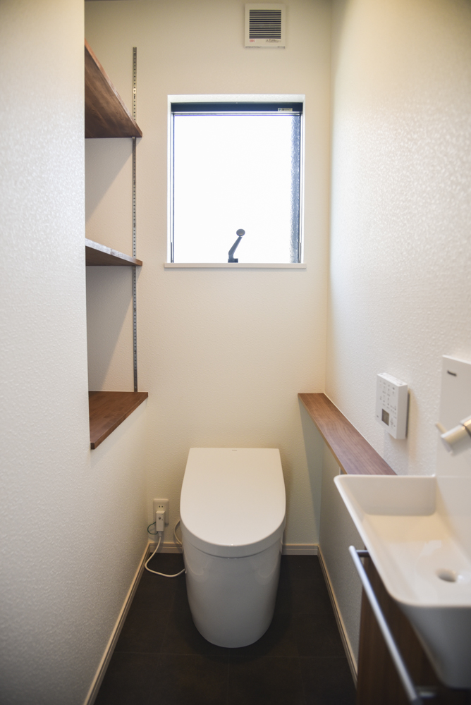1Fトイレ（便器：TOTO ネオレストAH1 ホワイト/アラウーノ手洗いカウンター：チェリー/壁クロス：SP-9571/クッションフロア：HM-10095）
