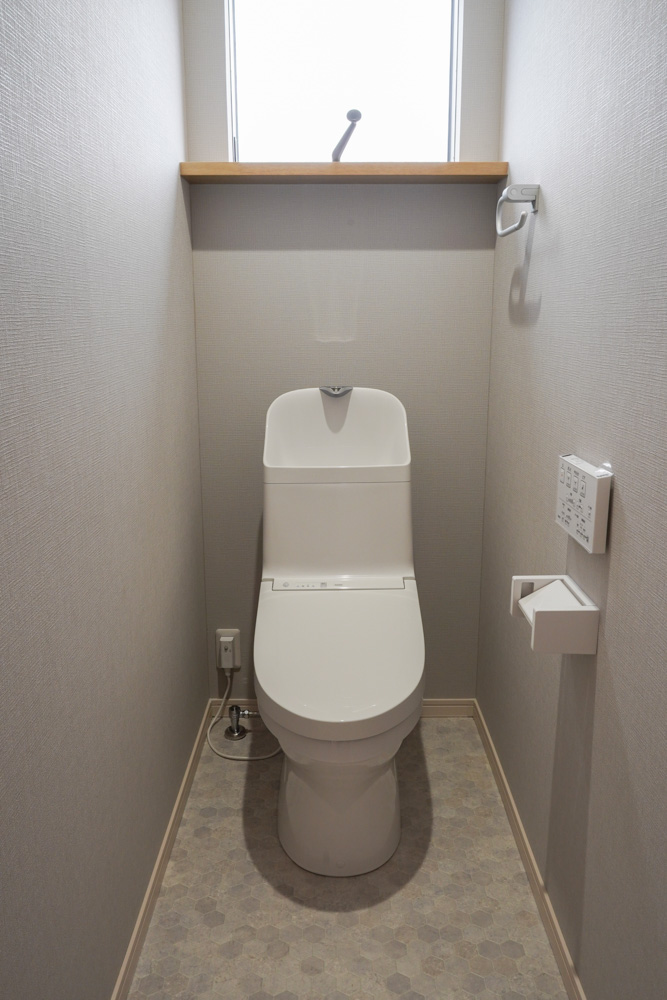 ２階トイレ TOTO ZJ1　壁全面クロス：SLP840　天井：SLP811床クッションフロア：HM-4077