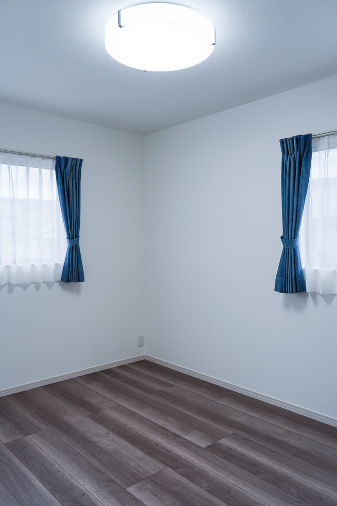 主寝室　爽やかなブルーのカーテン　クロス：SLP822