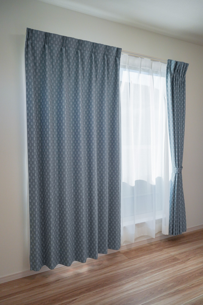 上品な印象のブルー系カーテンは主寝室に。