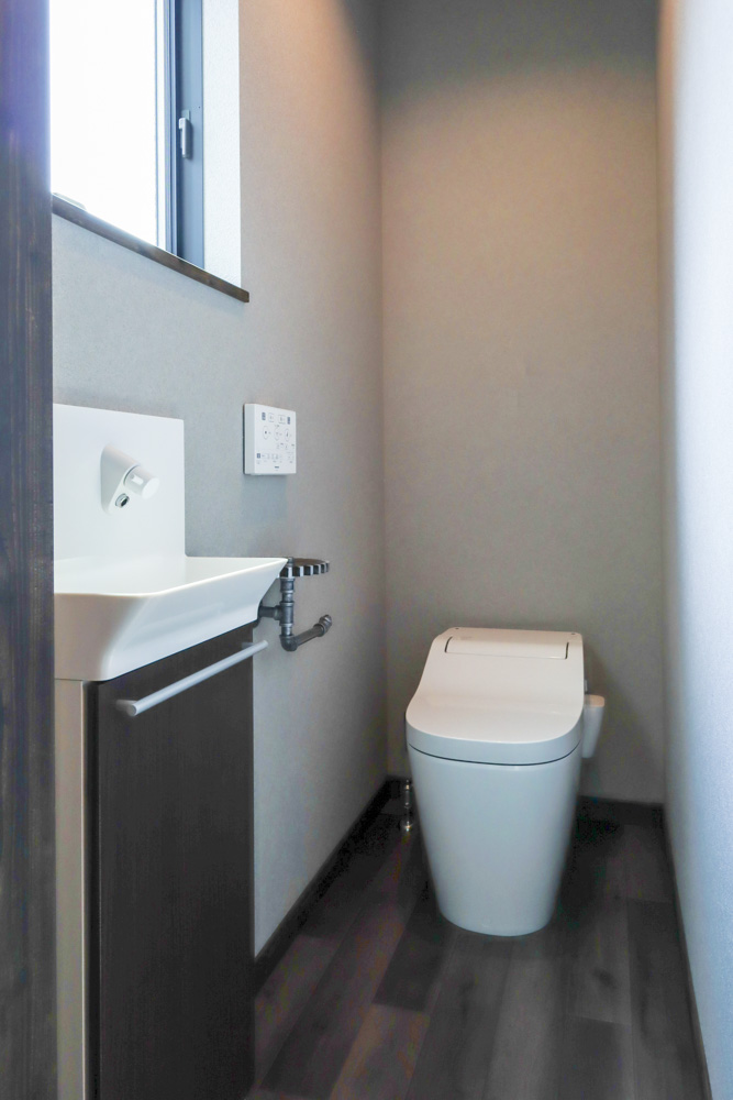 1階トイレ（便器：Panasonic アラウーノS141/手洗い機：アラウーノ手洗い ソフトウォールナット/クッションフロア：サンゲツ HM-10031）