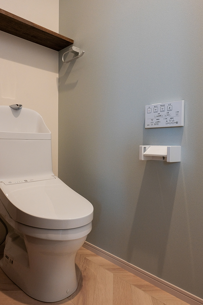 ２階トイレ（便器：TOTO ZJ1/アクセントクロス：シンコール SLP-866/クッションフロア：サンゲツ HM-10014/造作棚：ウォールナット塗装）