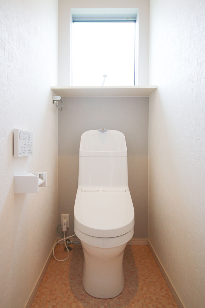 ２階トイレ（便器：TOTO ZJ1／クッションフロア：サンゲツ HM-10116／棚：南海プライウッド アートランバー シェルホワイト）