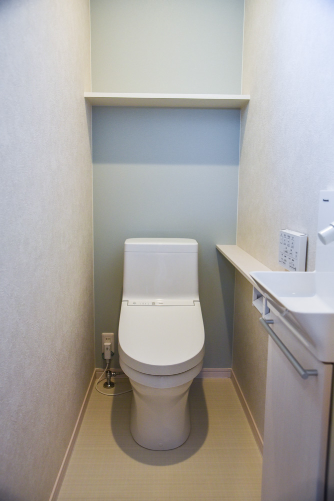 手洗いカウンターを２階トイレに設置（アクセントクロス：シンコール SLP866/便器：TOTO ZJ1）